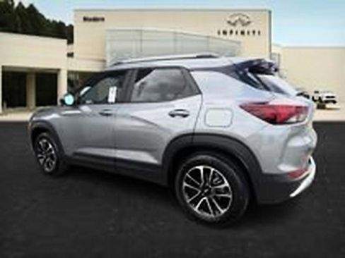 Used 2024 Chevrolet TrailBlazer LT w/ Convenience Package FWD image 3