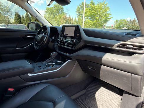 Used 2023 Toyota Highlander XLE image 14