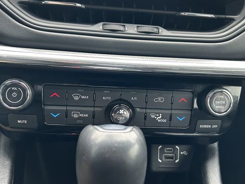 Used 2023 Jeep Compass Limited image 30