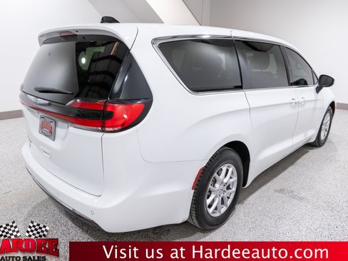 Used 2023 Chrysler Pacifica Touring-L FWD image 5