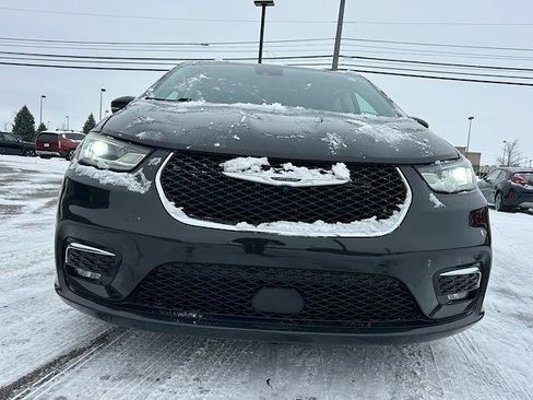 Used 2023 Chrysler Pacifica Touring-L image 12