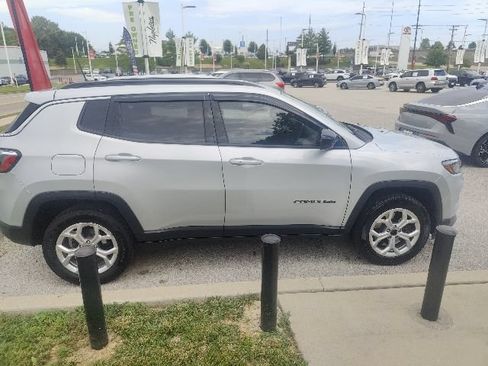Used 2025 Jeep Compass Latitude AWD/4WD image 17