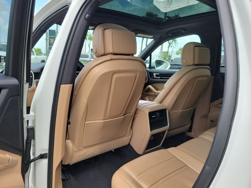Used 2020 Porsche Cayenne AWD/4WD image 15