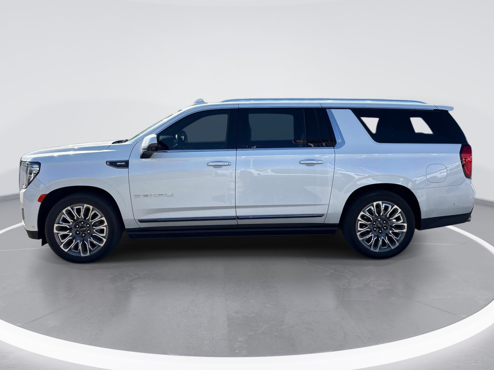 Used 2024 GMC Yukon XL Denali Ultimate AWD/4WD image 5