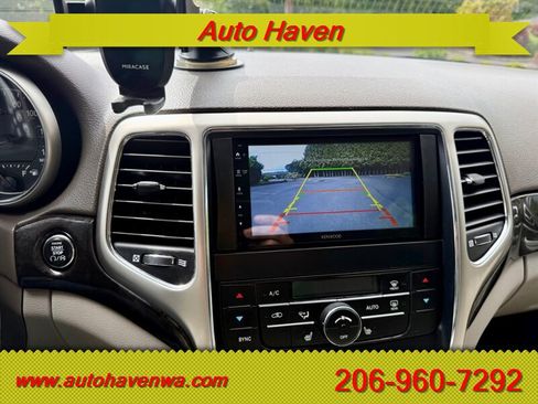 Used 2011 Jeep Grand Cherokee Laredo AWD/4WD image 12