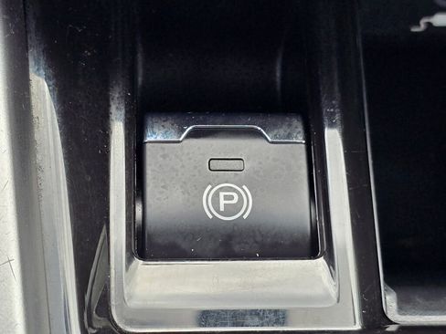 Used 2023 Subaru Outback Premium AWD/4WD image 30