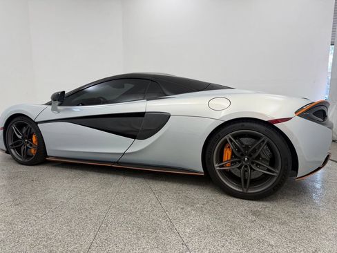 Used 2019 McLaren 570S Spider RWD image 18