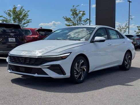 Used 2025 Hyundai Elantra Limited image 9