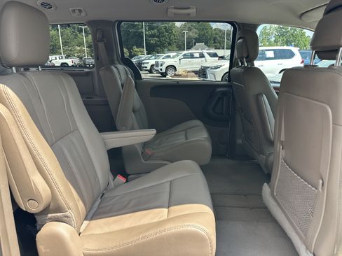 Used 2015 Chrysler Town & Country Touring FWD image 15