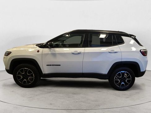 Used 2025 Jeep Compass Trailhawk AWD/4WD image 2