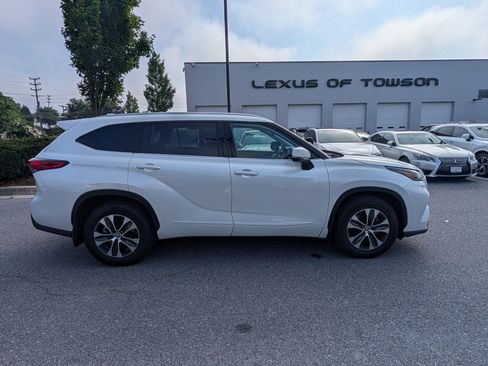 Used 2022 Toyota Highlander XLE AWD/4WD image 2