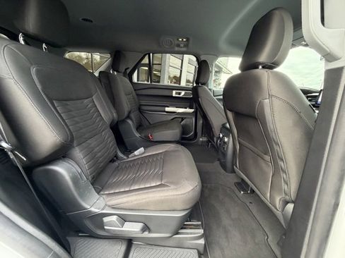 Used 2021 Ford Explorer XLT image 12