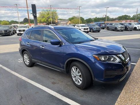 Used 2017 Nissan Rogue SV image 1