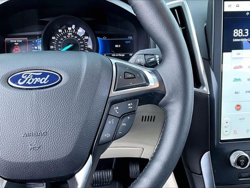 Used 2024 Ford Edge Titanium image 25