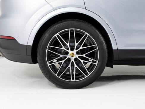 Used 2024 Porsche Cayenne image 11