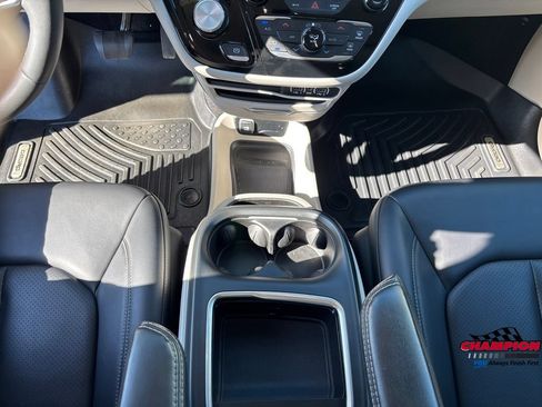 Used 2023 Chrysler Pacifica Touring-L FWD image 18