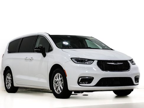 Used 2024 Chrysler Pacifica Touring-L FWD image 1