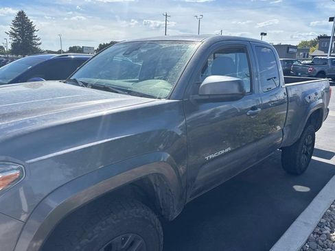 Used 2022 Toyota Tacoma SR5 AWD/4WD image 3