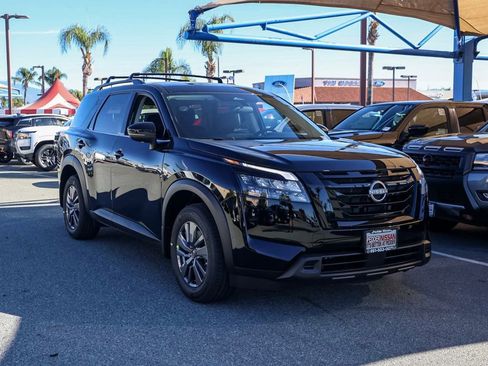 New 2025 Nissan Pathfinder SV image 2