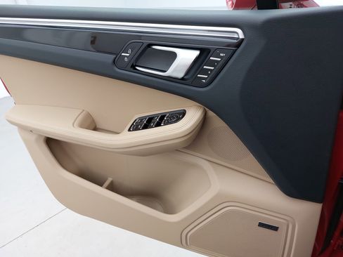 Certified 2025 Porsche Macan image 29