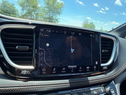Used 2024 Chrysler Pacifica Pinnacle FWD image 15