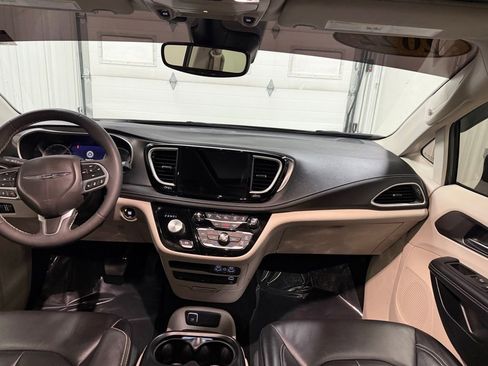 Used 2022 Chrysler Pacifica Touring-L w/ Uconnect Theater Family Group image 8