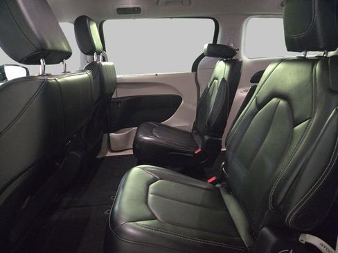 Used 2024 Chrysler Pacifica Touring-L image 17