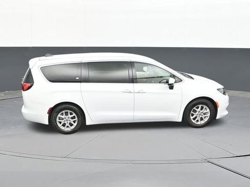 Used 2022 Chrysler Voyager LX FWD image 65