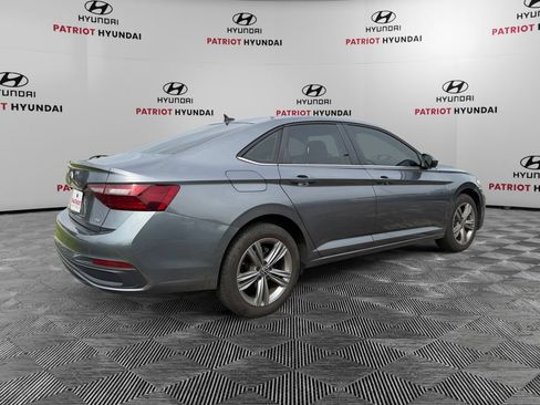 Used 2024 Volkswagen Jetta SE FWD image 3