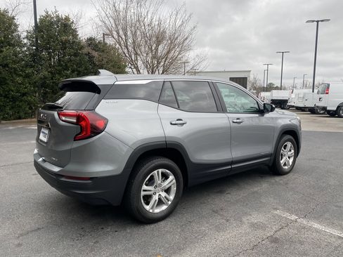 Used 2024 GMC Terrain SLE image 9