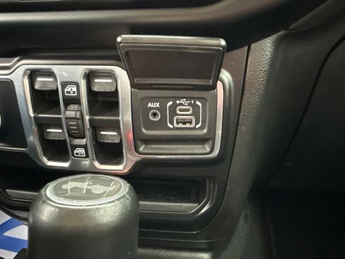 Used 2022 Jeep Wrangler Unlimited Sahara w/ Cold Weather Group AWD/4WD image 17