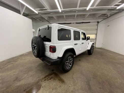 Used 2025 Jeep Wrangler Unlimited Sahara AWD/4WD image 6