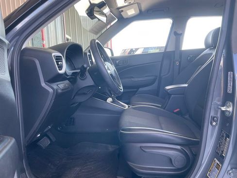 Used 2024 Hyundai Venue Limited FWD image 10