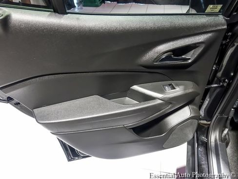Used 2025 Chevrolet Trax RS w/ Sunroof Package FWD image 26