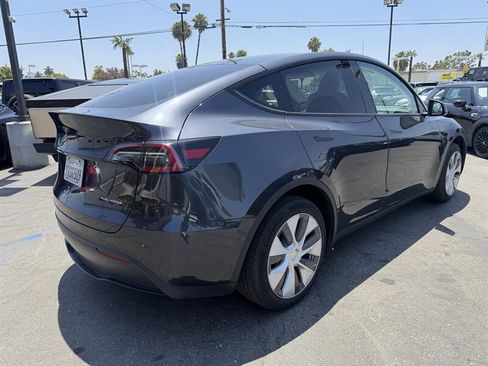 Used 2024 Tesla Model Y Long Range AWD/4WD image 4