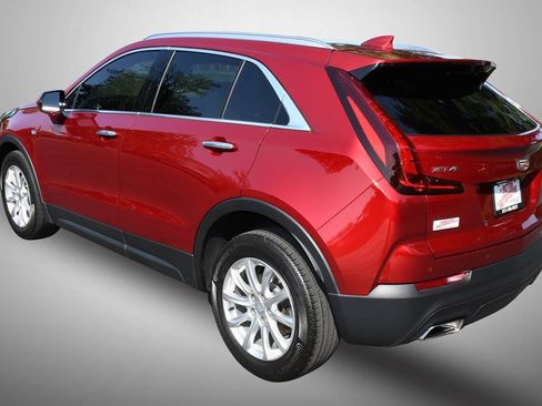 Used 2023 Cadillac XT4 Luxury w/ Cold Weather Package FWD image 5