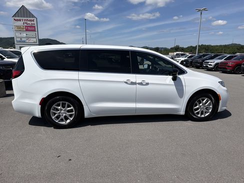 Used 2025 Chrysler Pacifica Select FWD image 5