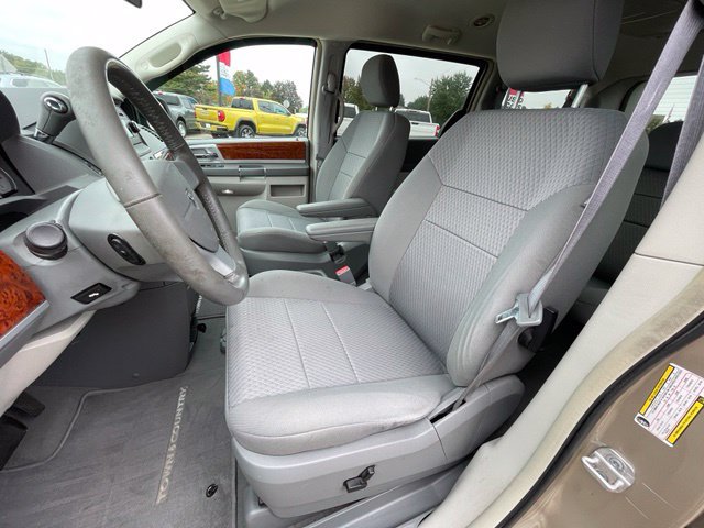 Used 2009 Chrysler Town & Country Touring FWD image 11