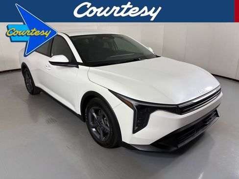New 2025 Kia K4 LXS image 1
