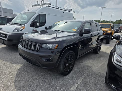 Used 2019 Jeep Grand Cherokee Altitude RWD image 4