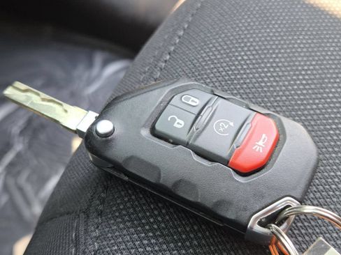Used 2022 Jeep Wrangler Sport AWD/4WD image 38