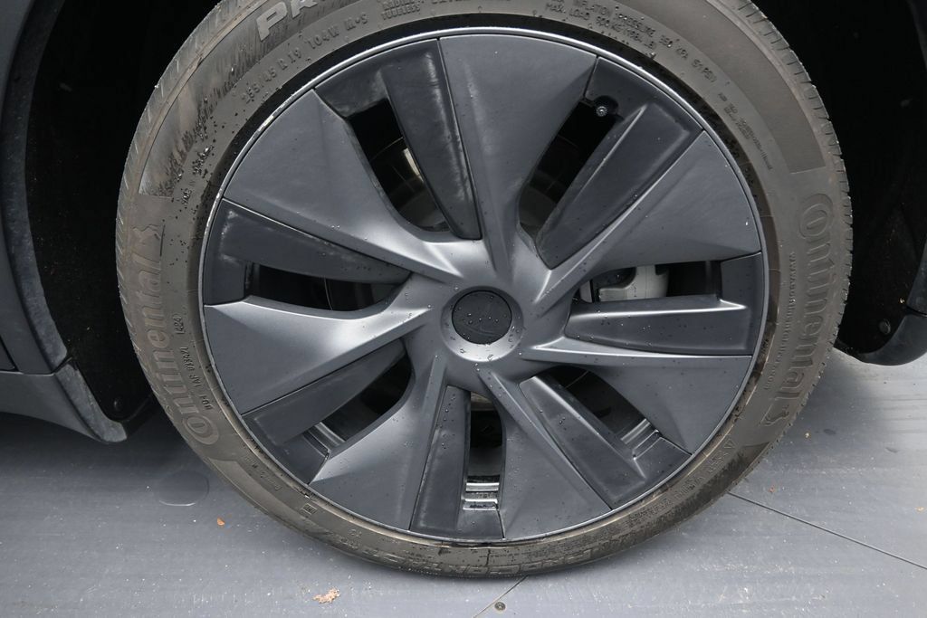 Used 2024 Tesla Model Y Long Range AWD/4WD image 9