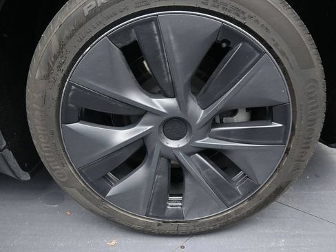 Used 2024 Tesla Model Y Long Range AWD/4WD image 9