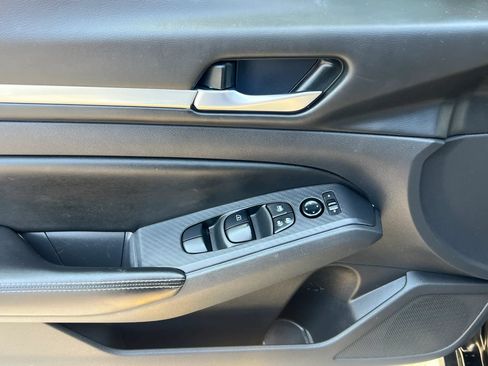 Used 2022 Nissan Altima 2.5 SV FWD image 12