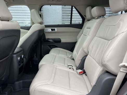 Used 2020 Ford Explorer Platinum w/ Premium Technology Package image 12