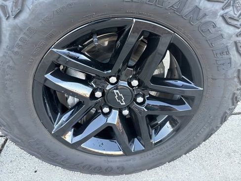 Used 2025 Chevrolet Silverado 1500 Custom Trail Boss w/ LPO, Dark Essentials Package image 9