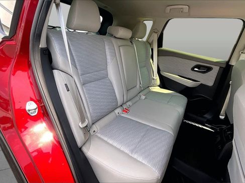 Used 2023 Nissan Rogue SV AWD/4WD image 18