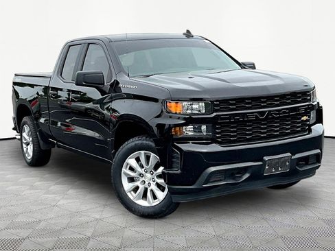Used 2019 Chevrolet Silverado 1500 Custom w/ Custom Convenience Package AWD/4WD image 3