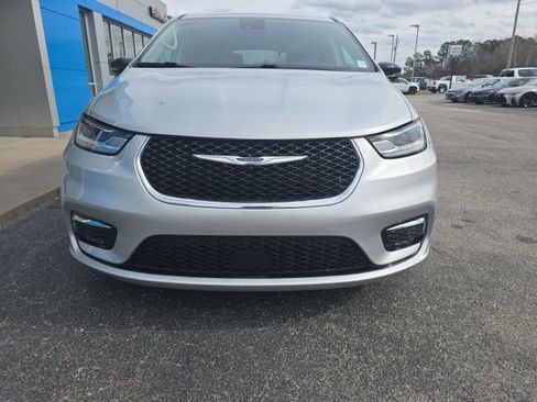 Used 2024 Chrysler Pacifica Touring-L image 8