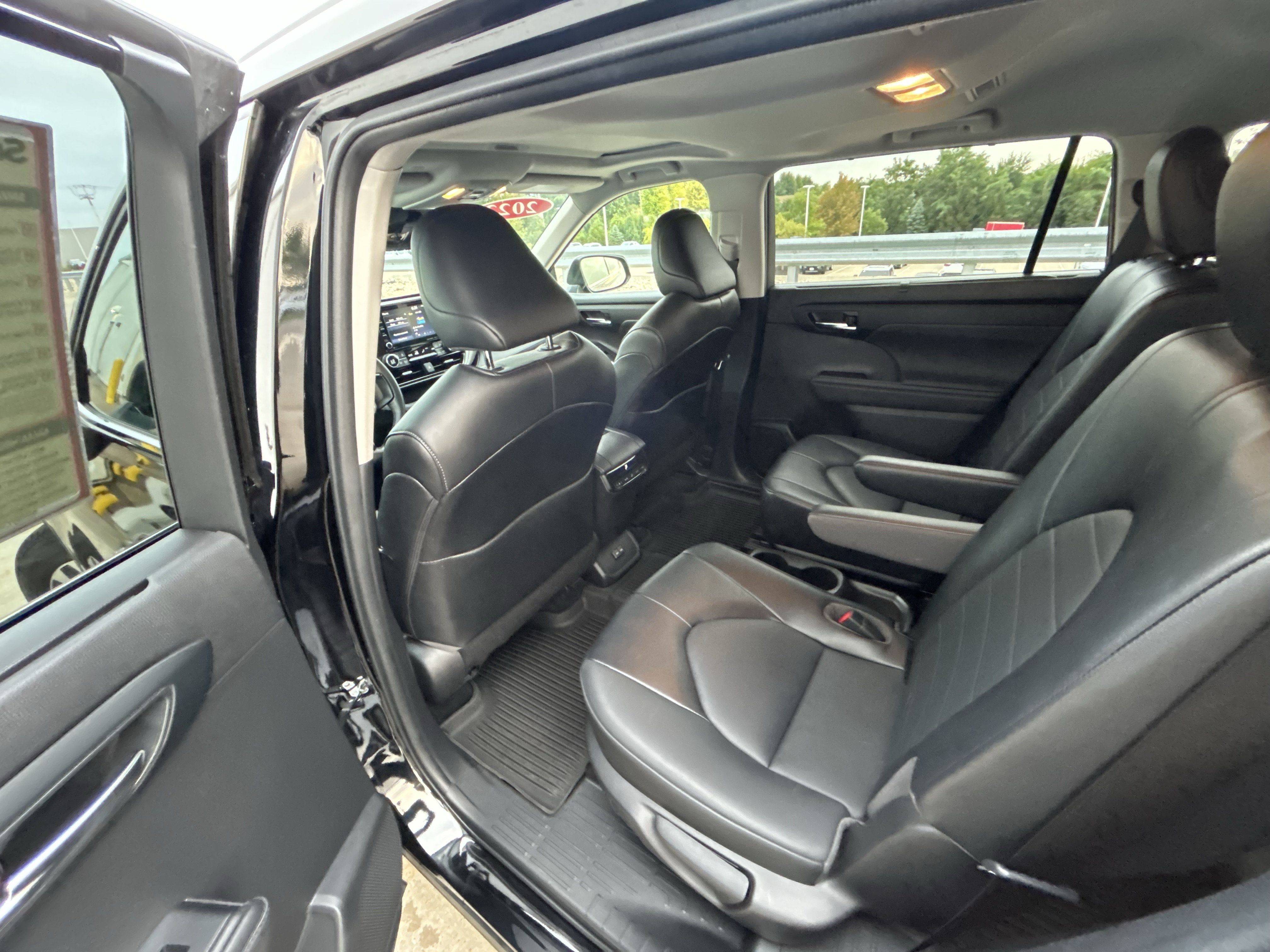 Used 2022 Toyota Highlander XLE AWD/4WD image 12